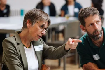 Frau und Mann im Gespräch