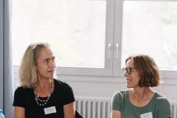 Zwei Frauen im Gespräch