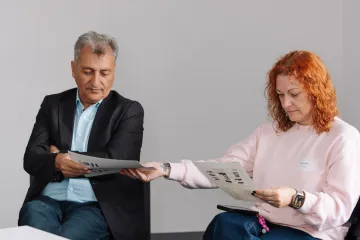 Mann und Frau in einem Workshop