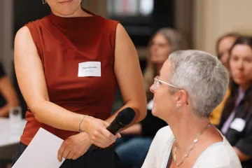 Moderatorin interviewt Teilnehmerin