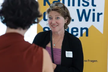 Zwei Frauen im Gespräch